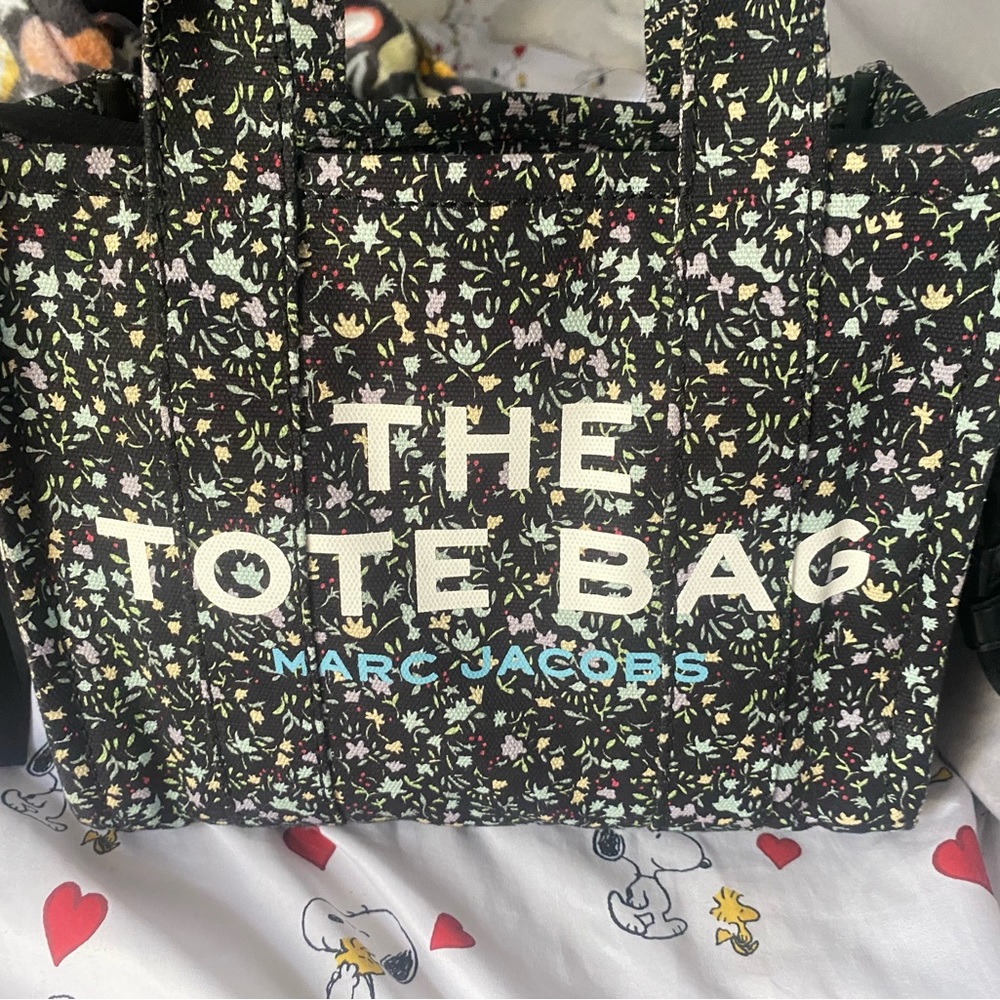 marc jacobs ditsy floral canvas mini traveler tote 🌸